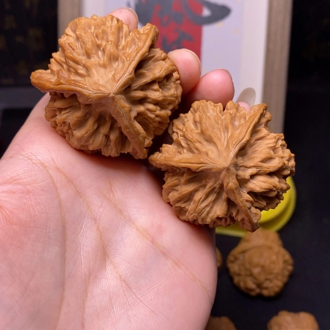 文玩核桃吊坠帝王三棱47