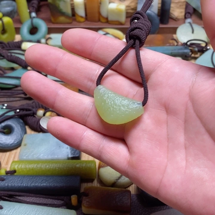 蛇纹石玉挂件未镶嵌༊***媚