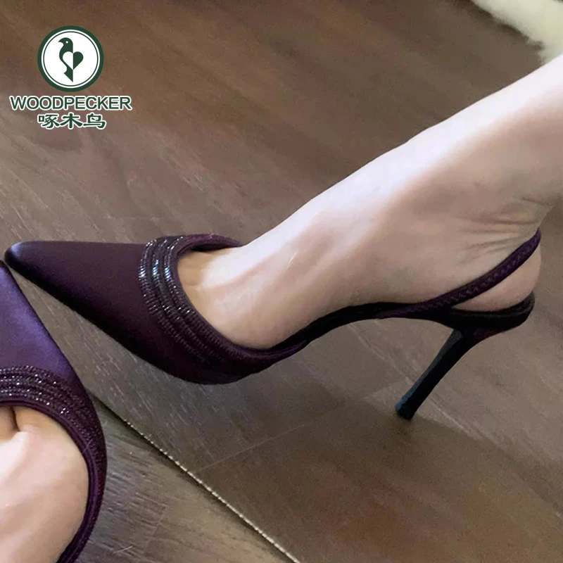 啄木鸟2025年夏季新款尖头细跟高跟浅口水钻一字带绸缎凉鞋半拖女