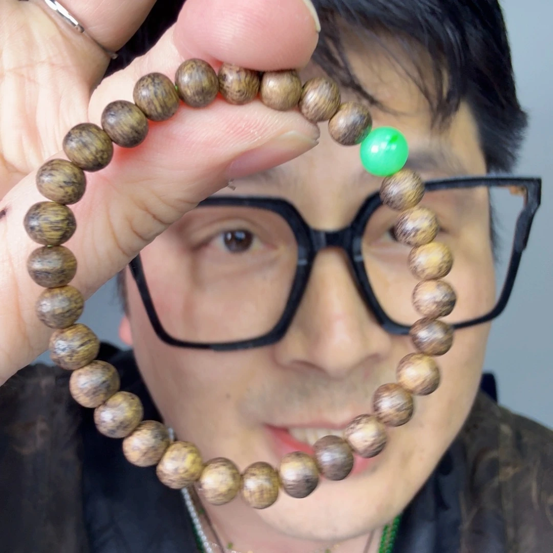 翡翠未镶嵌颈饰一件