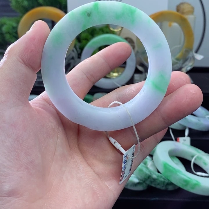 未镶嵌天然翡翠手镯定制翡翠