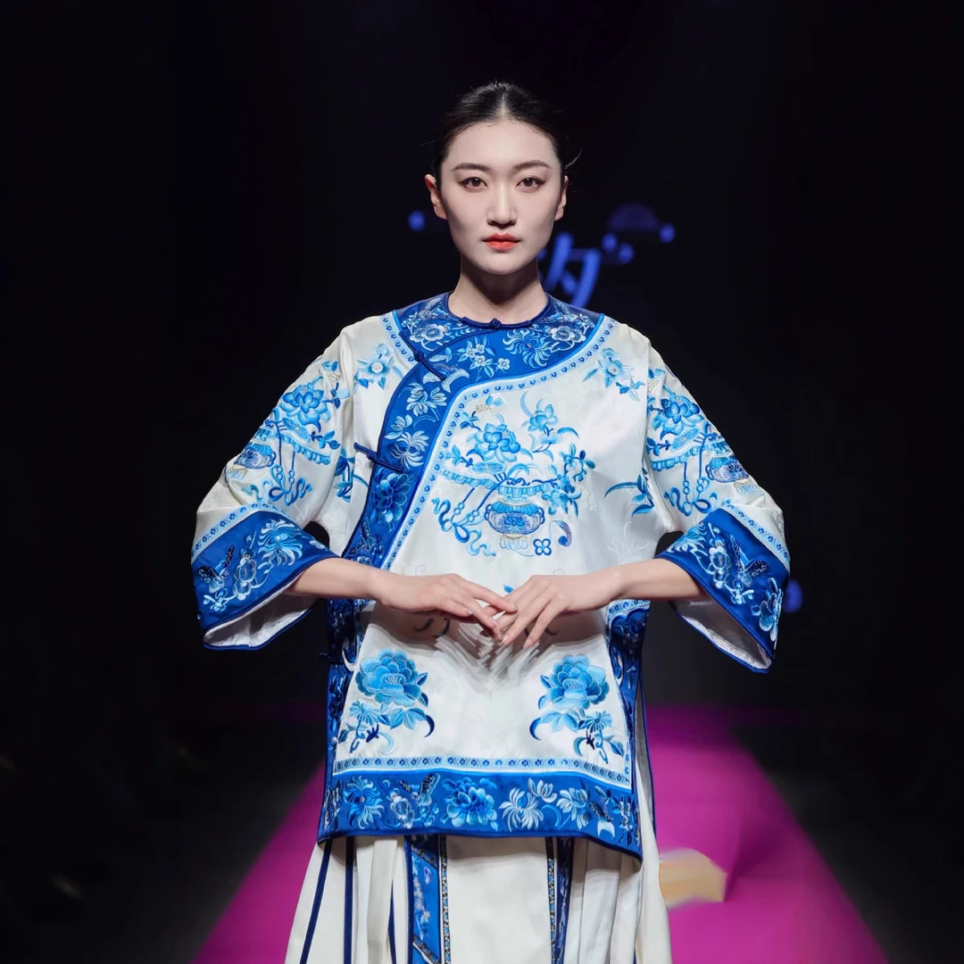 新中式青花瓷满绣醋酸提花清宫太太服华服春夏款短外套国潮风上衣