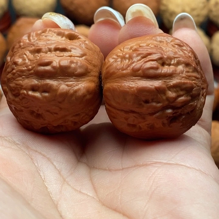 核桃精品文玩核桃手捻锦鲤