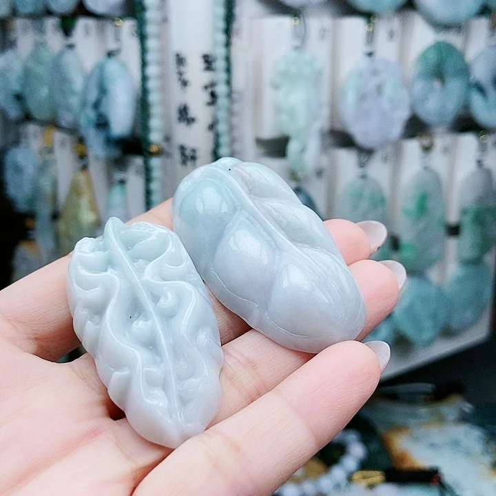 颈饰足铂镶嵌翡翠翡翠