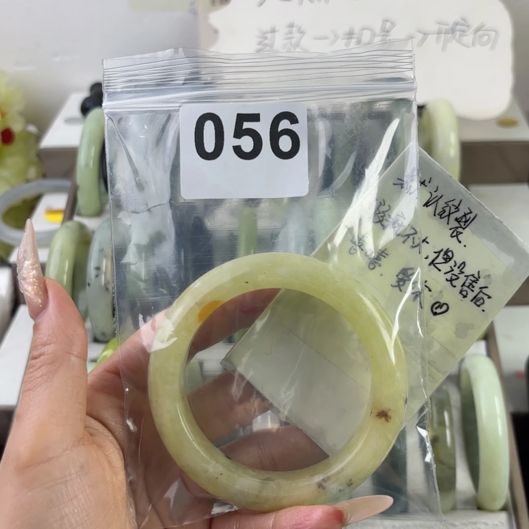 蛇纹石玉未镶嵌手镯小*包