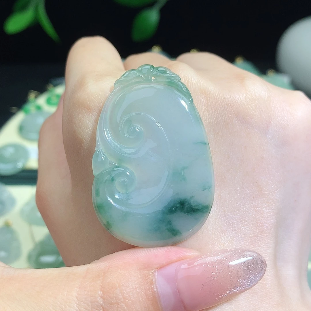 翡翠未镶嵌颈饰如意