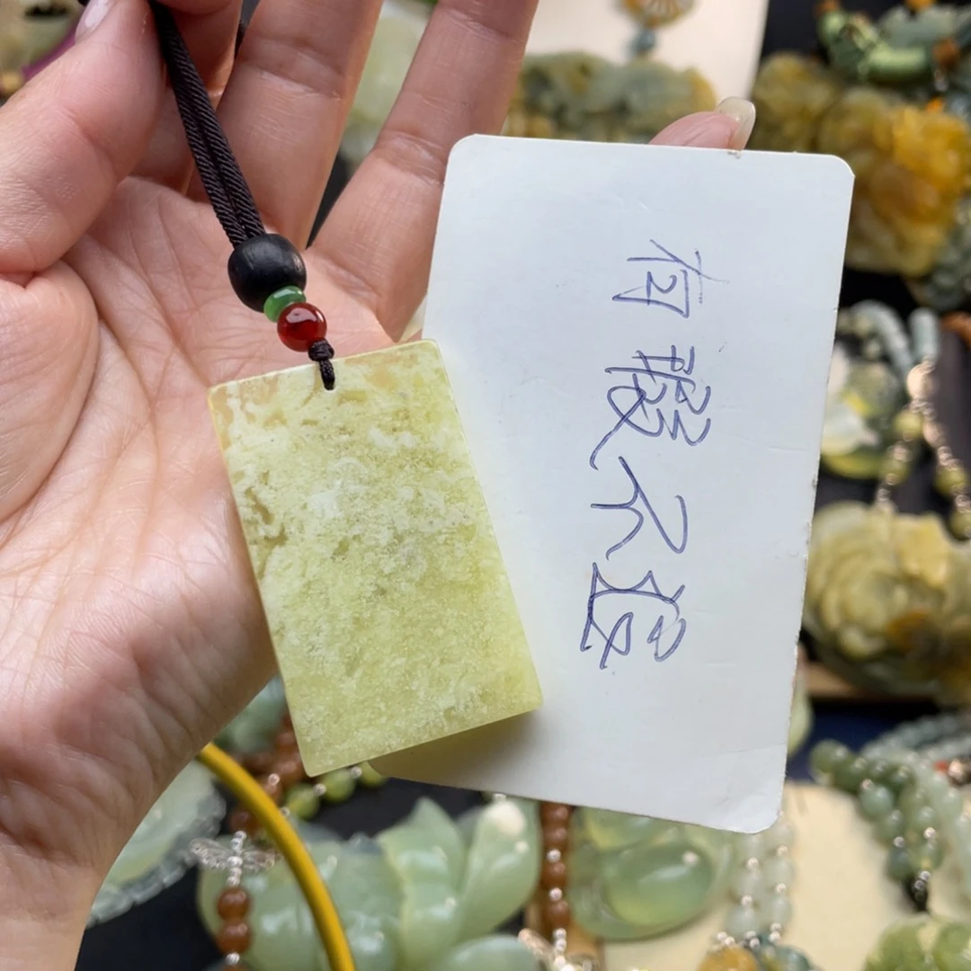 蛇纹石玉颈饰未镶嵌