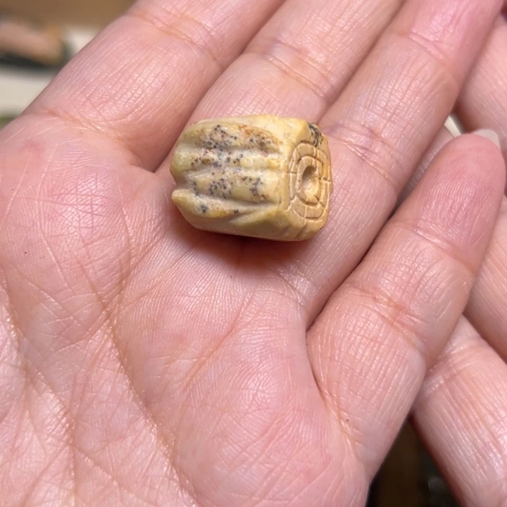 十***夜岫岩河磨玉（透闪石质玉）未镶嵌颈饰