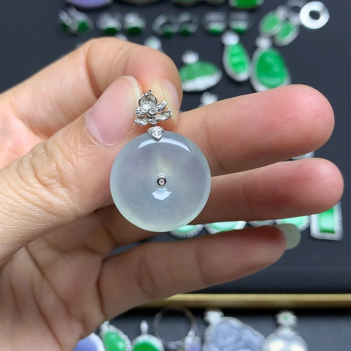 颈饰18K金镶嵌翡翠