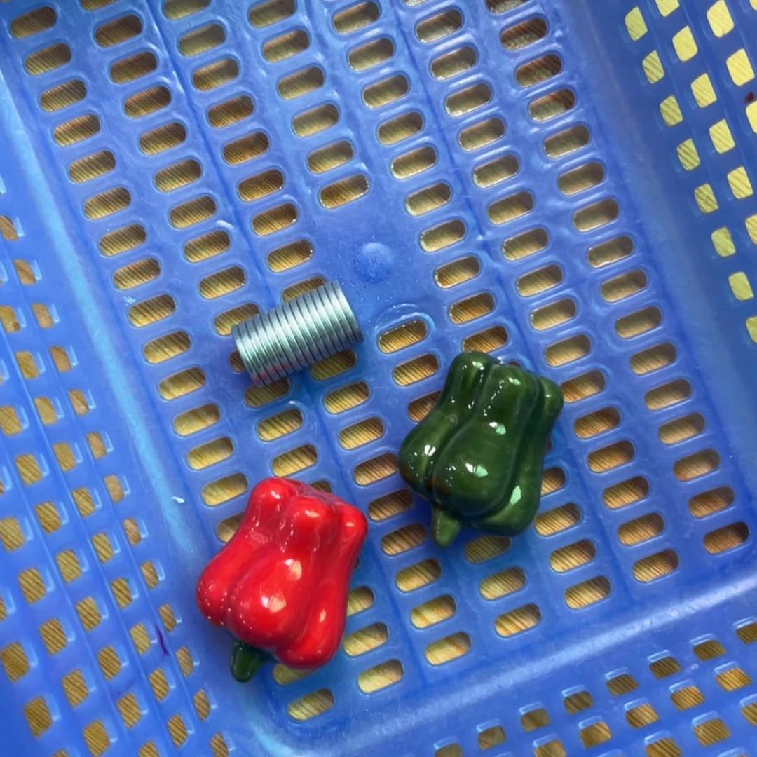 陶瓷兜****两个粘磁铁和15个磁铁