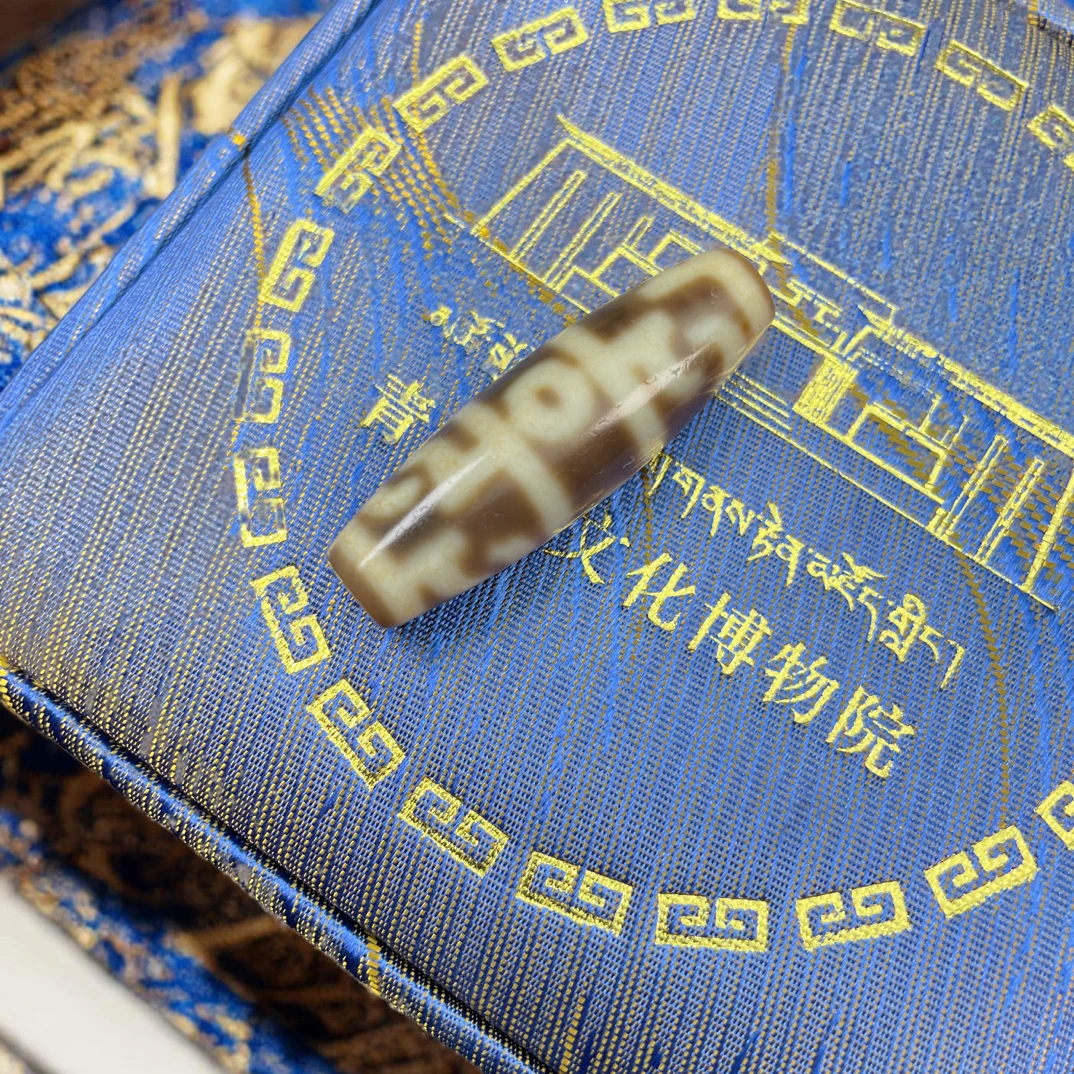 嫩色老牙黄风化包浆细腻莲师三眼天珠玛瑙吊坠文玩饰品时尚藏式
