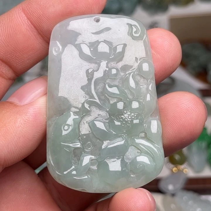 翡翠未镶嵌颈饰荷花鱼