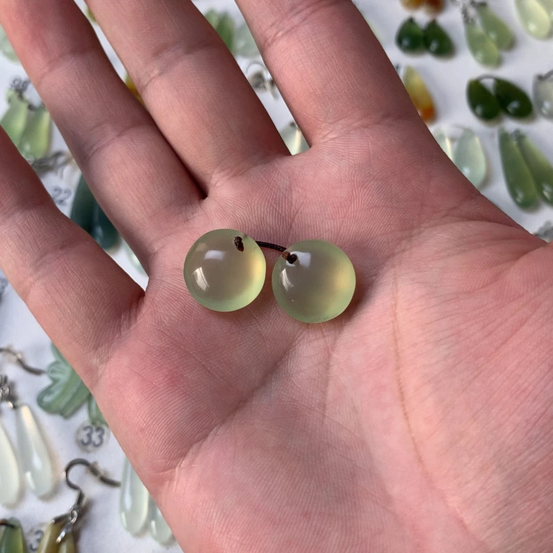 君***y蛇纹石玉未镶嵌耳坠