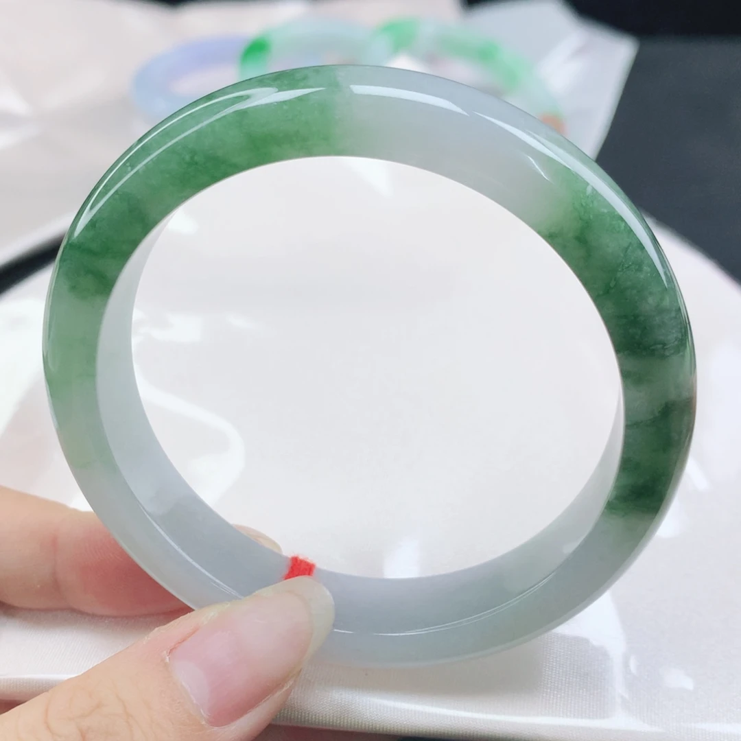 翡翠未镶嵌手镯缅甸61.2飘绿正圈