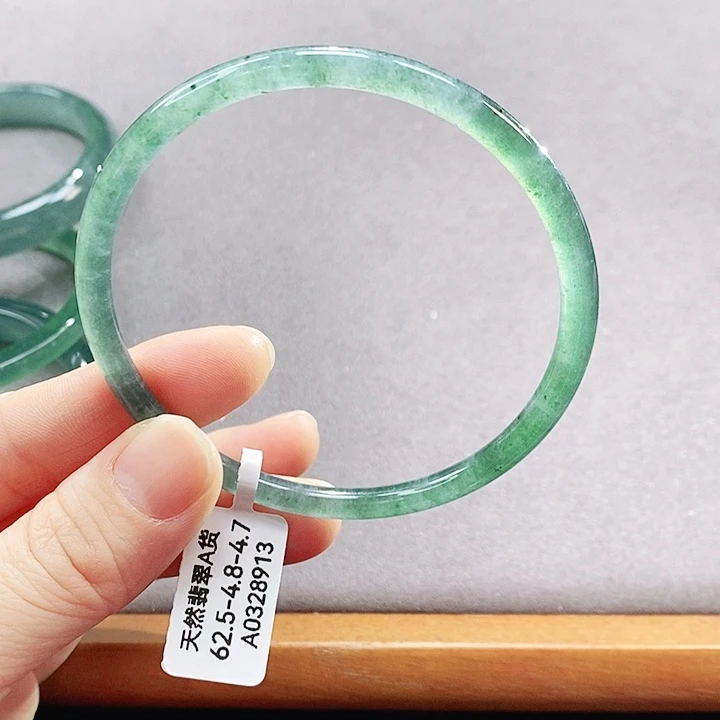翡翠未镶嵌手镯（圆镯）