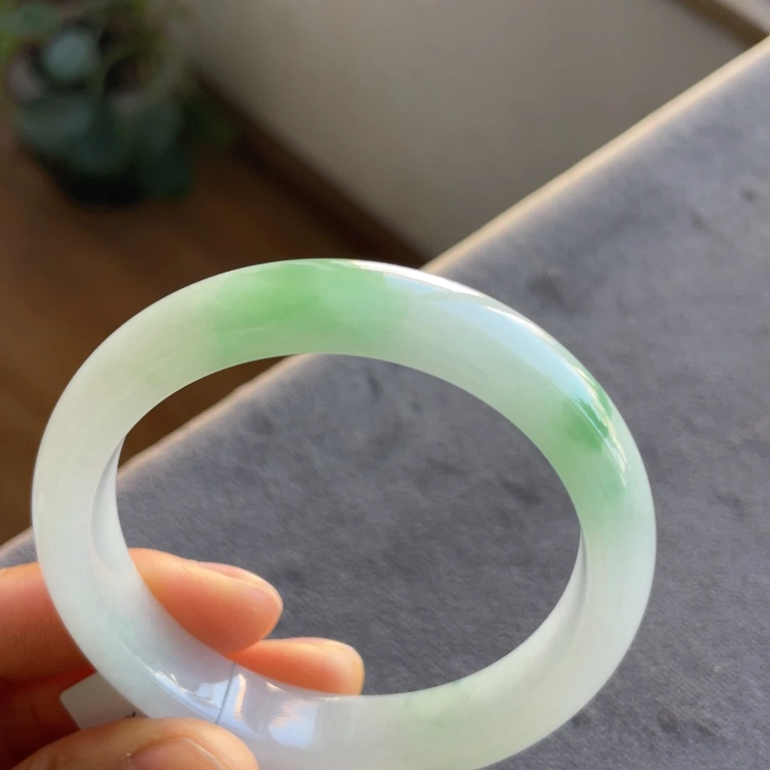 翡翠未镶嵌手镯白底飘绿