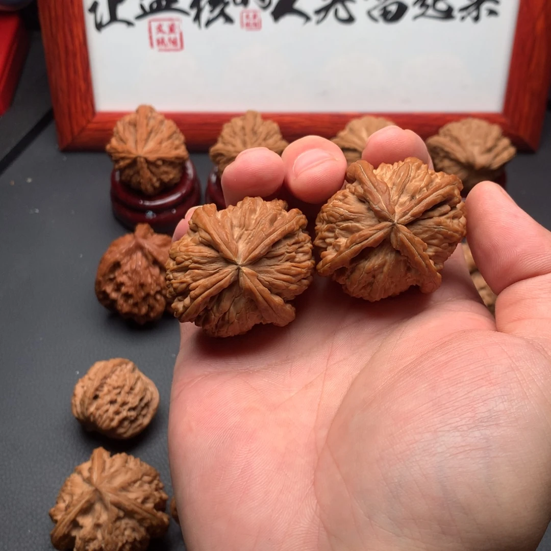 涛***文玩核桃吊坠白狮子正四