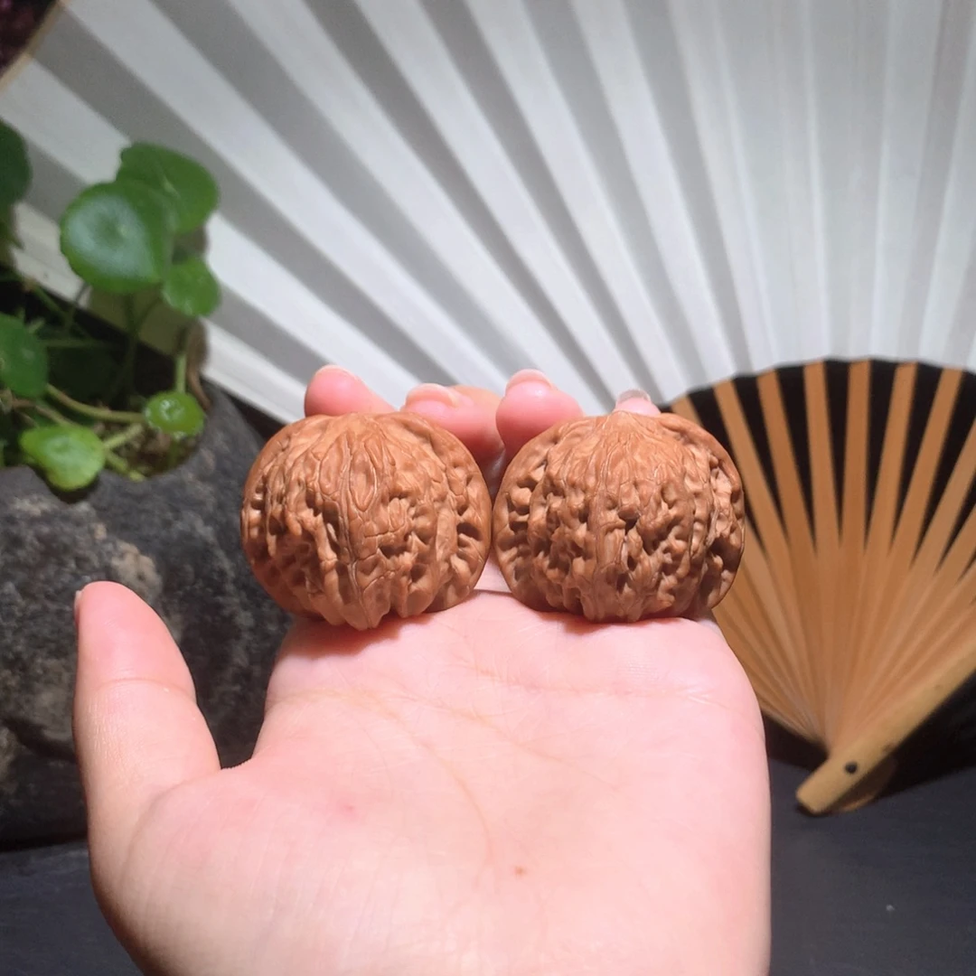 文玩核桃吊坠红皮正磨053101
