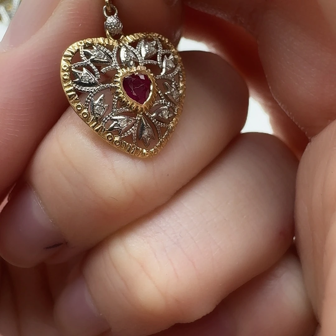 18K金镶嵌红宝石颈饰