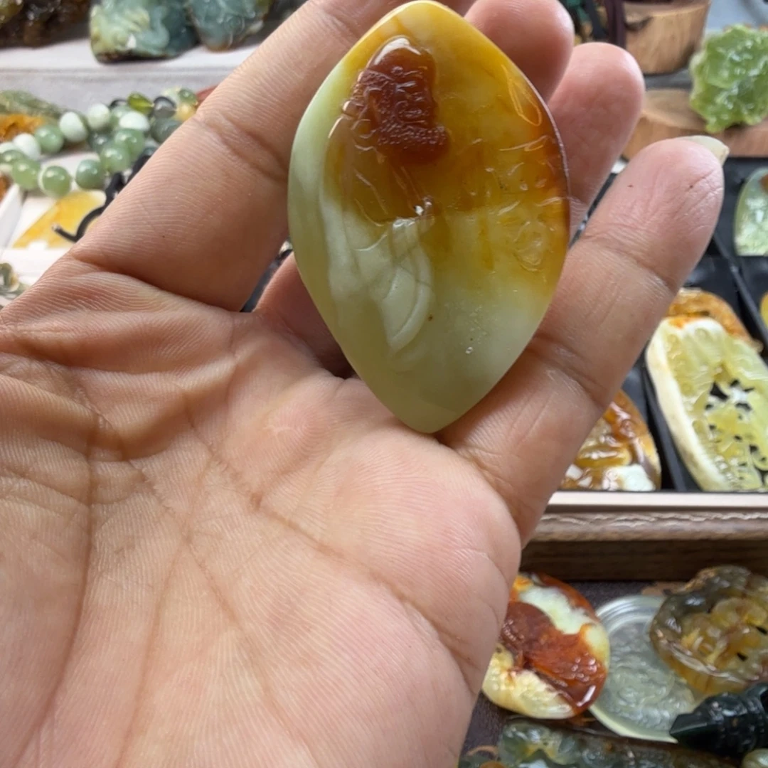 蛇纹石玉未镶嵌颈饰