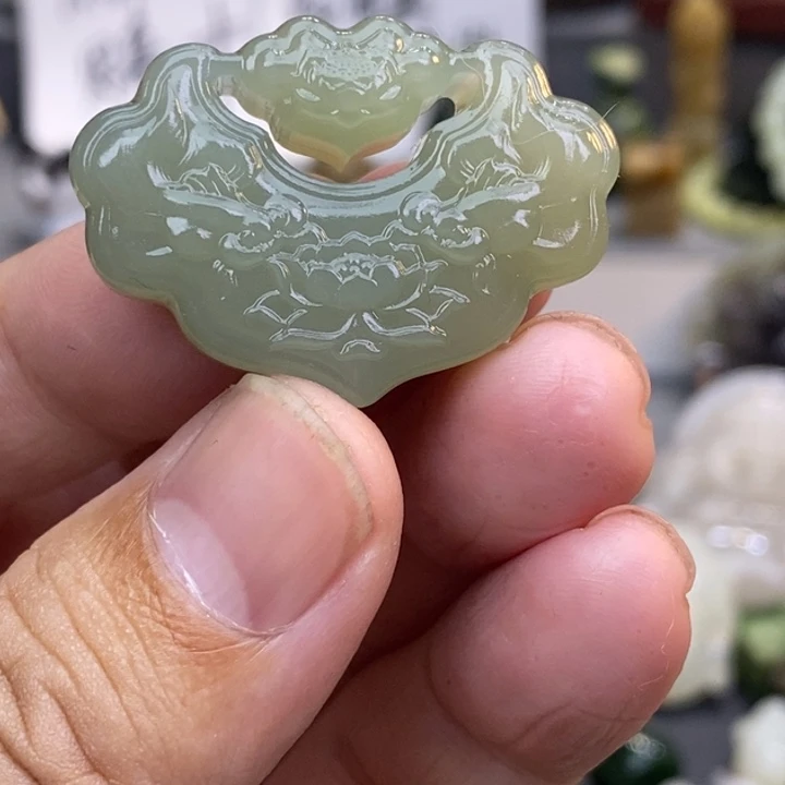 L***露和田玉未镶嵌颈饰