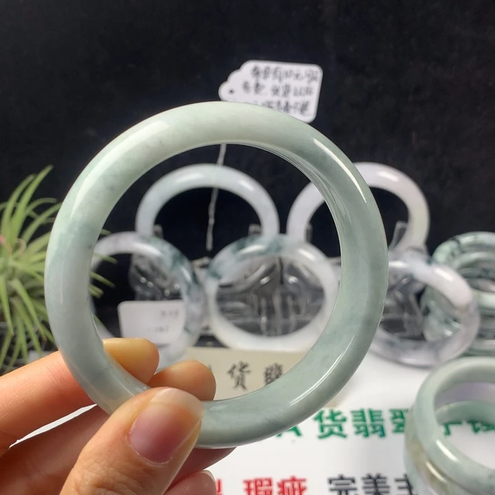 翡翠未镶嵌手镯5号。 59圈