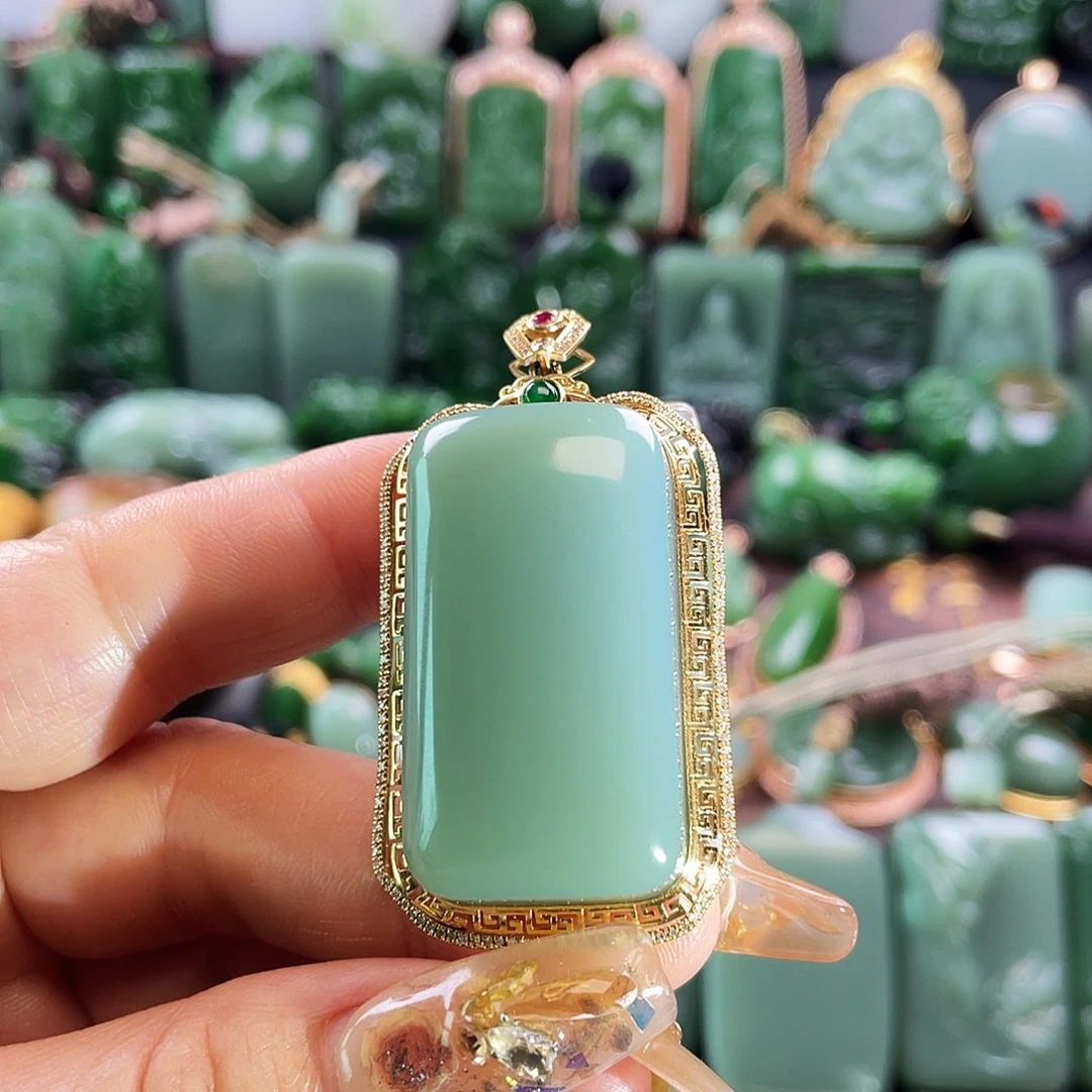 和田玉挂件18K金镶嵌雅**哥