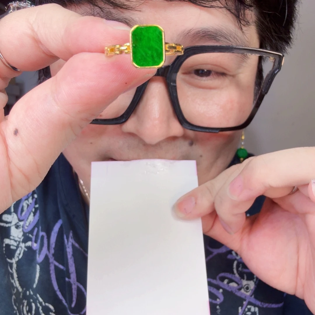 翡翠未镶嵌颈饰一件