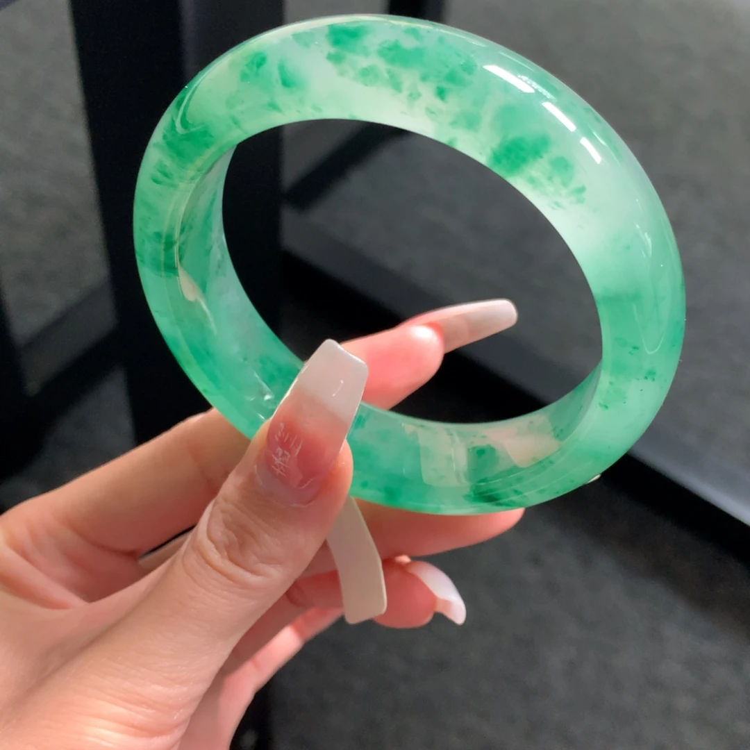 大***言未镶嵌石英质玉手镯