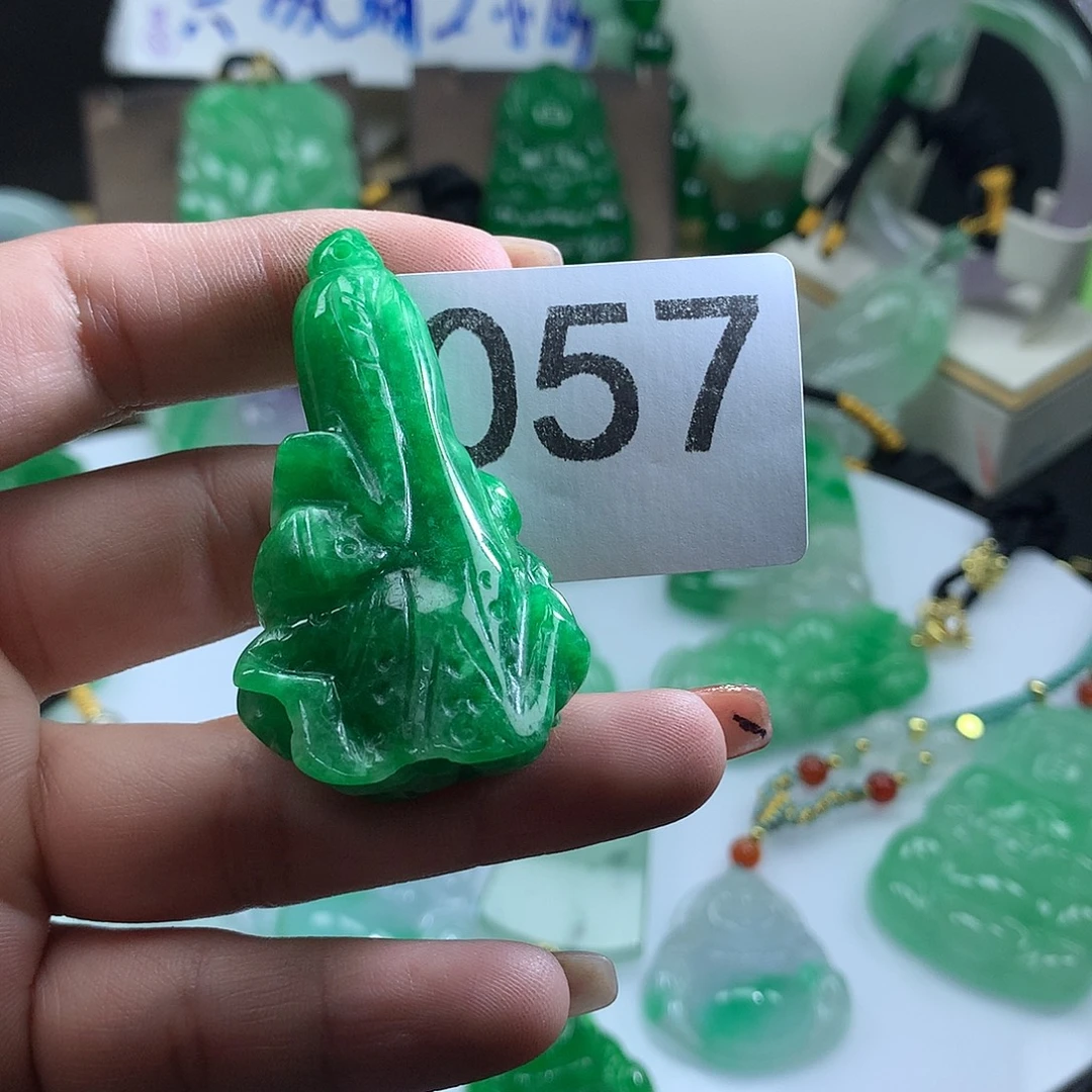 翡翠未镶嵌吊坠(赠链)