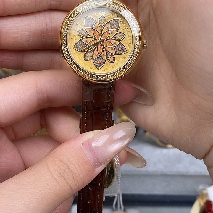 小牛皮锻造碳石英机芯女款黄金腕表32mm