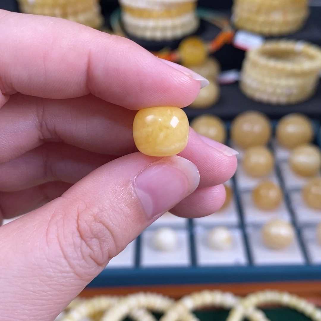 沧***靠蜜蜡未镶嵌珠宝奇石