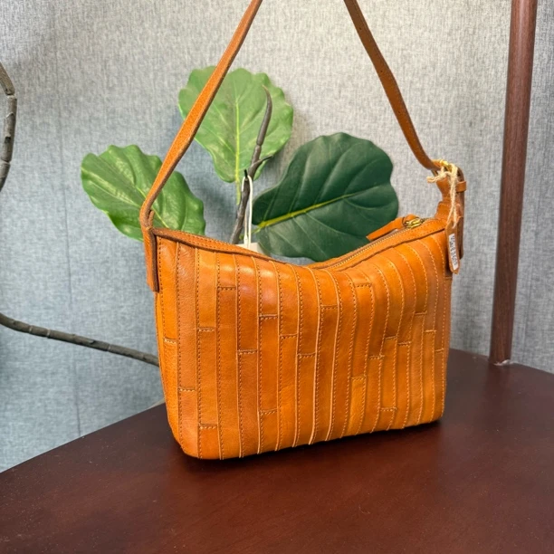 头层植鞣牛皮重工水洗拼接腋下斜挎手提包6374