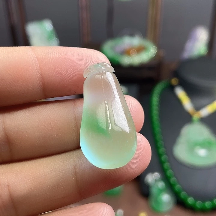 翡翠未镶嵌吊坠(赠链)
