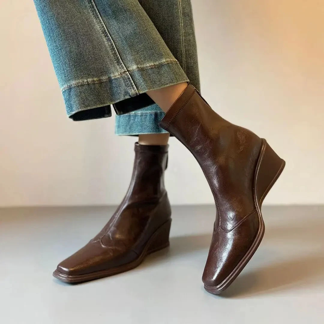 静音底坡跟短靴女2025秋季新款方头后拉链瘦瘦靴显瘦弹力靴时装靴