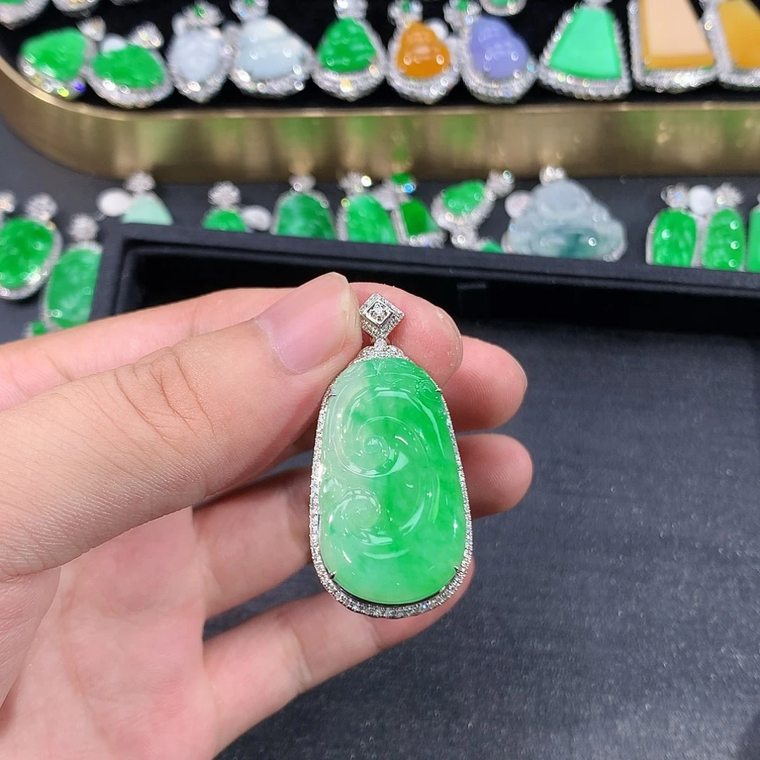 翡翠18K金镶嵌颈饰