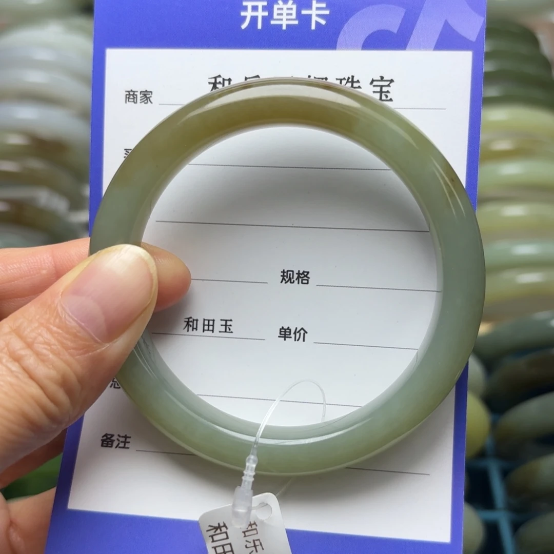 素***默和田玉未镶嵌颈饰
