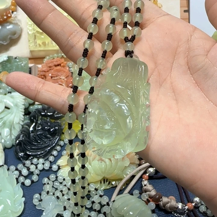 未镶嵌蛇纹石玉吊坠