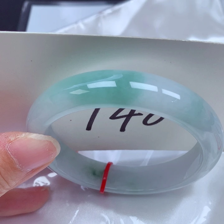 翡翠手镯未镶嵌翡翠