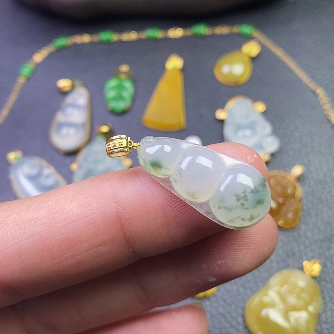 颈饰18K金镶嵌翡翠