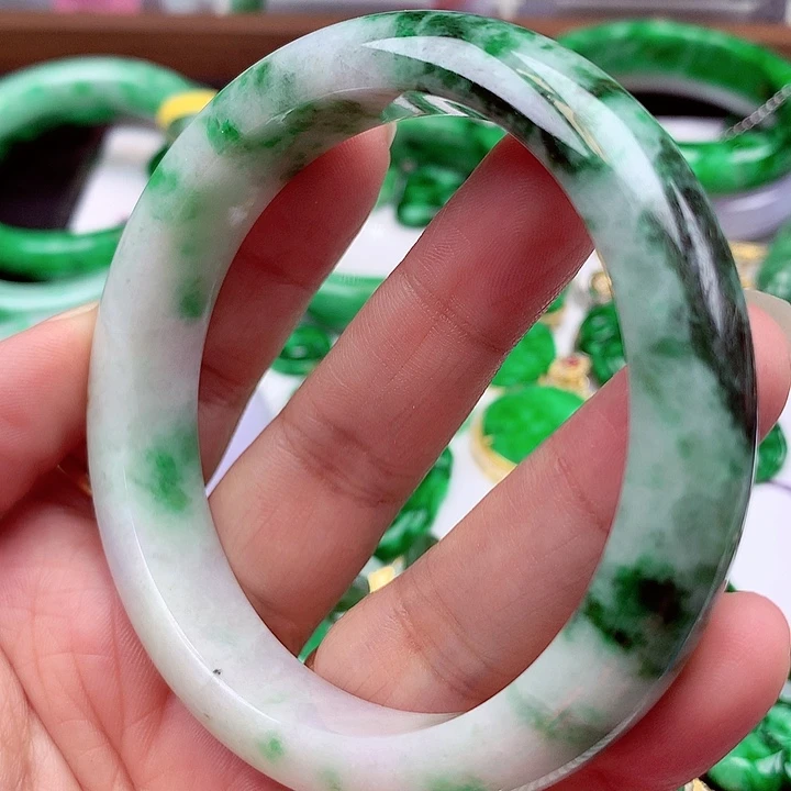 翡翠手镯未镶嵌翡翠