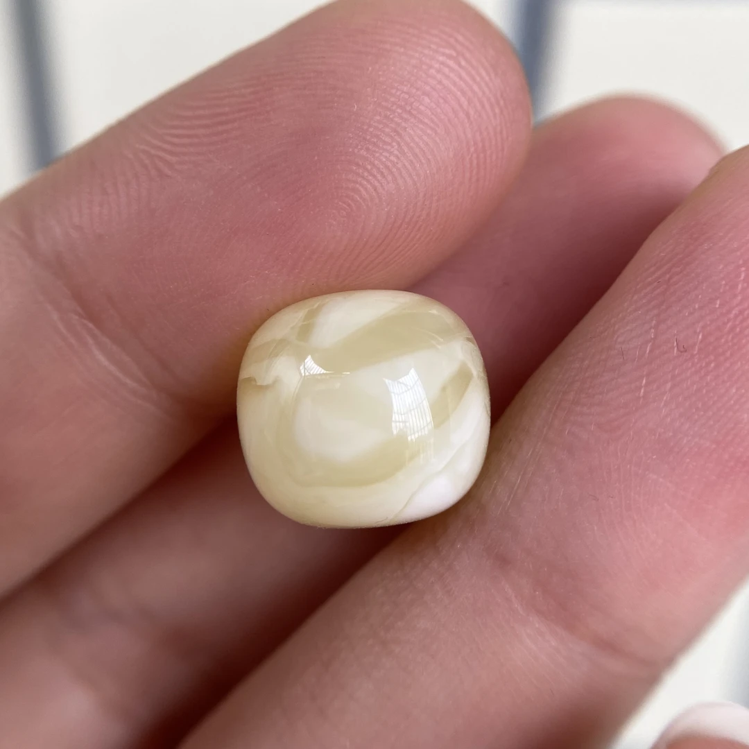 蜜蜡微奶黄飘花老型配饰12.5×11.5mm,花纹挺好看,无优化杂裂