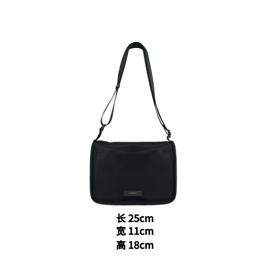 072 & RICE【072邮差】简约时尚百搭斜挎单肩包 XGG5466