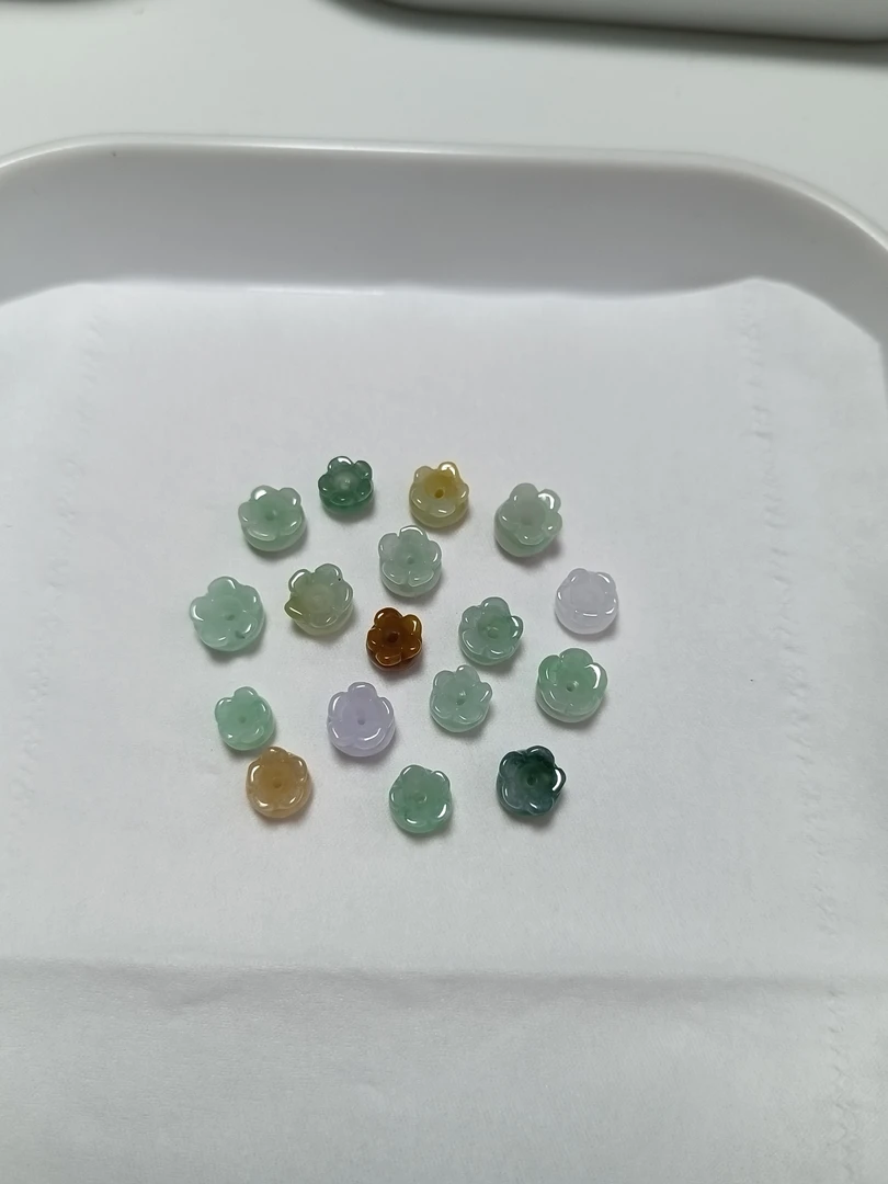 天然翡翠通孔铃兰花1个（约6*5）（不接受备注随机发货）