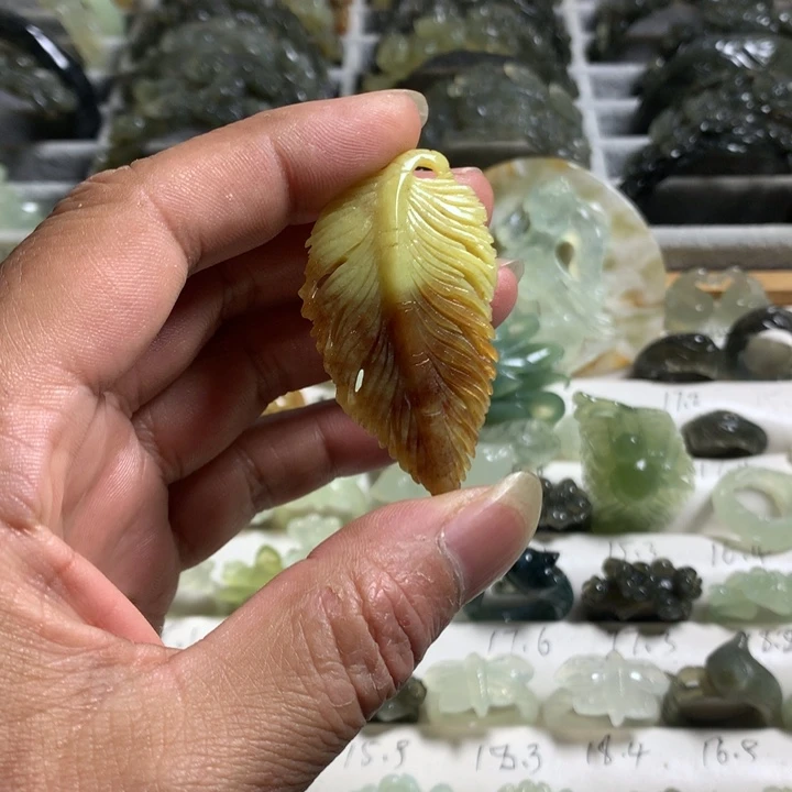 蛇纹石玉未镶嵌颈饰羽毛