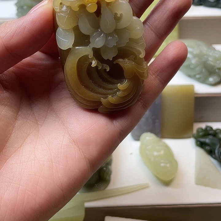 恐***蛋和田玉未镶嵌颈饰