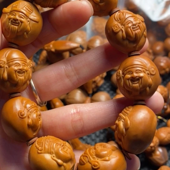 橄榄核吊坠据****雨光背财神