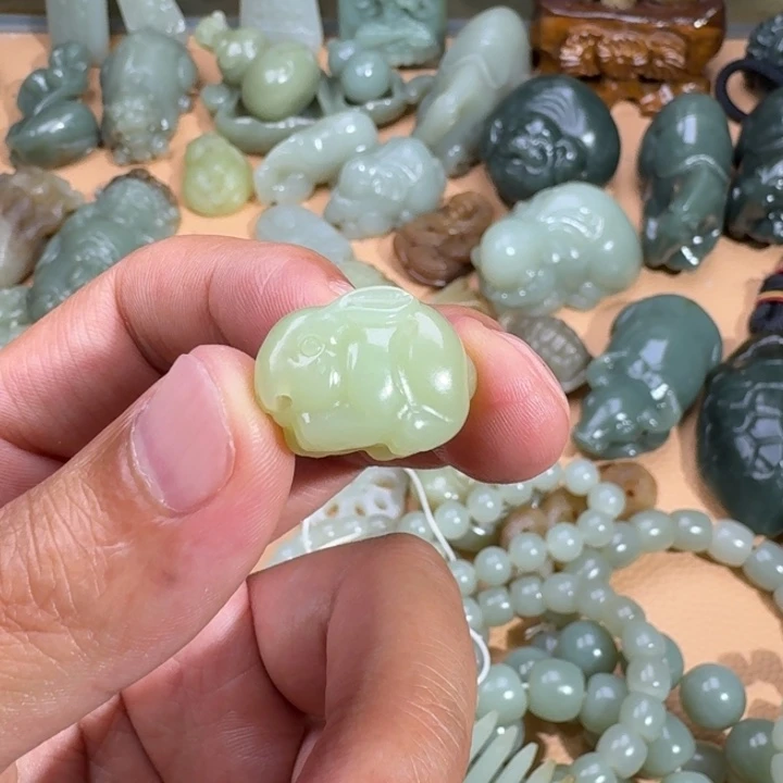 和***哥和田玉未镶嵌颈饰