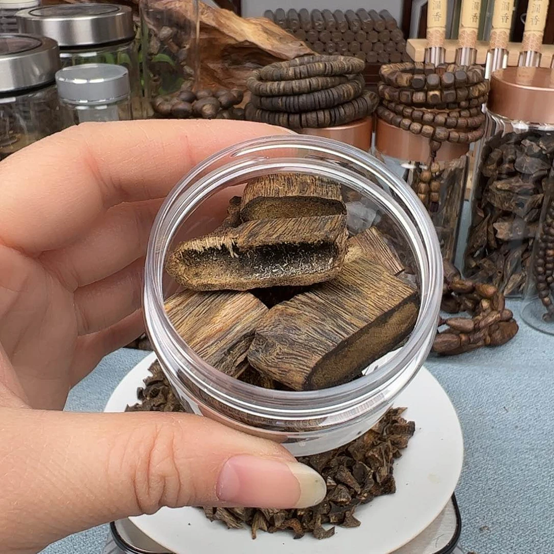 沉香木手把件莺歌绿奇楠边角老料20克