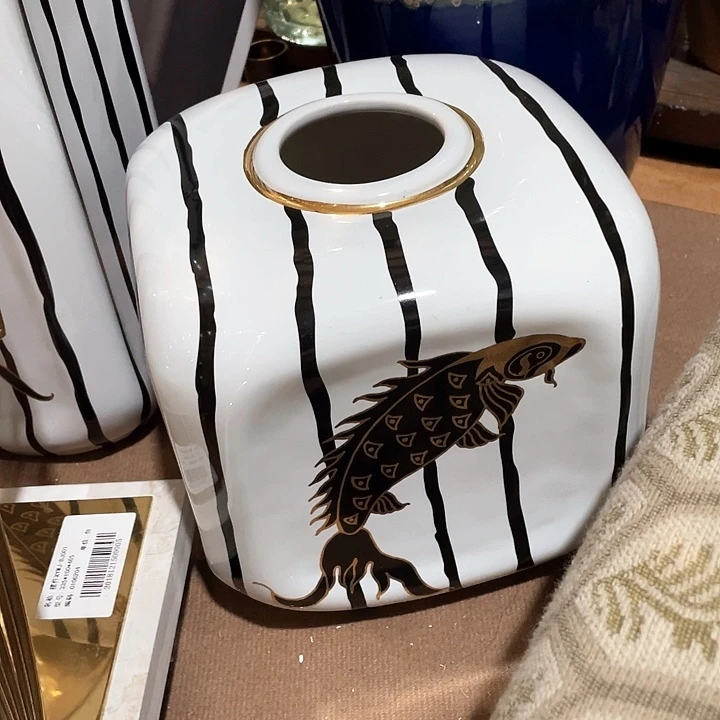 陶瓷花瓶，仿真绿植。